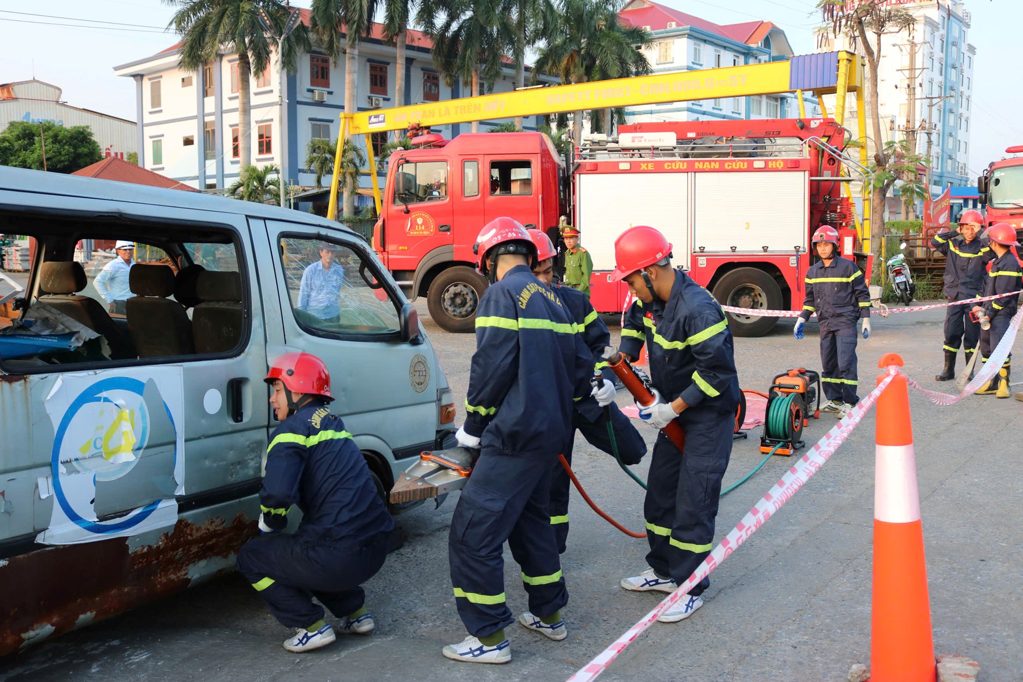 Đội Chữa cháy và CNCH khu vực 4: Diễn tập thành công phương án cứu nạn, cứu hộ tai nạn giao thông trên Quốc lộ 10