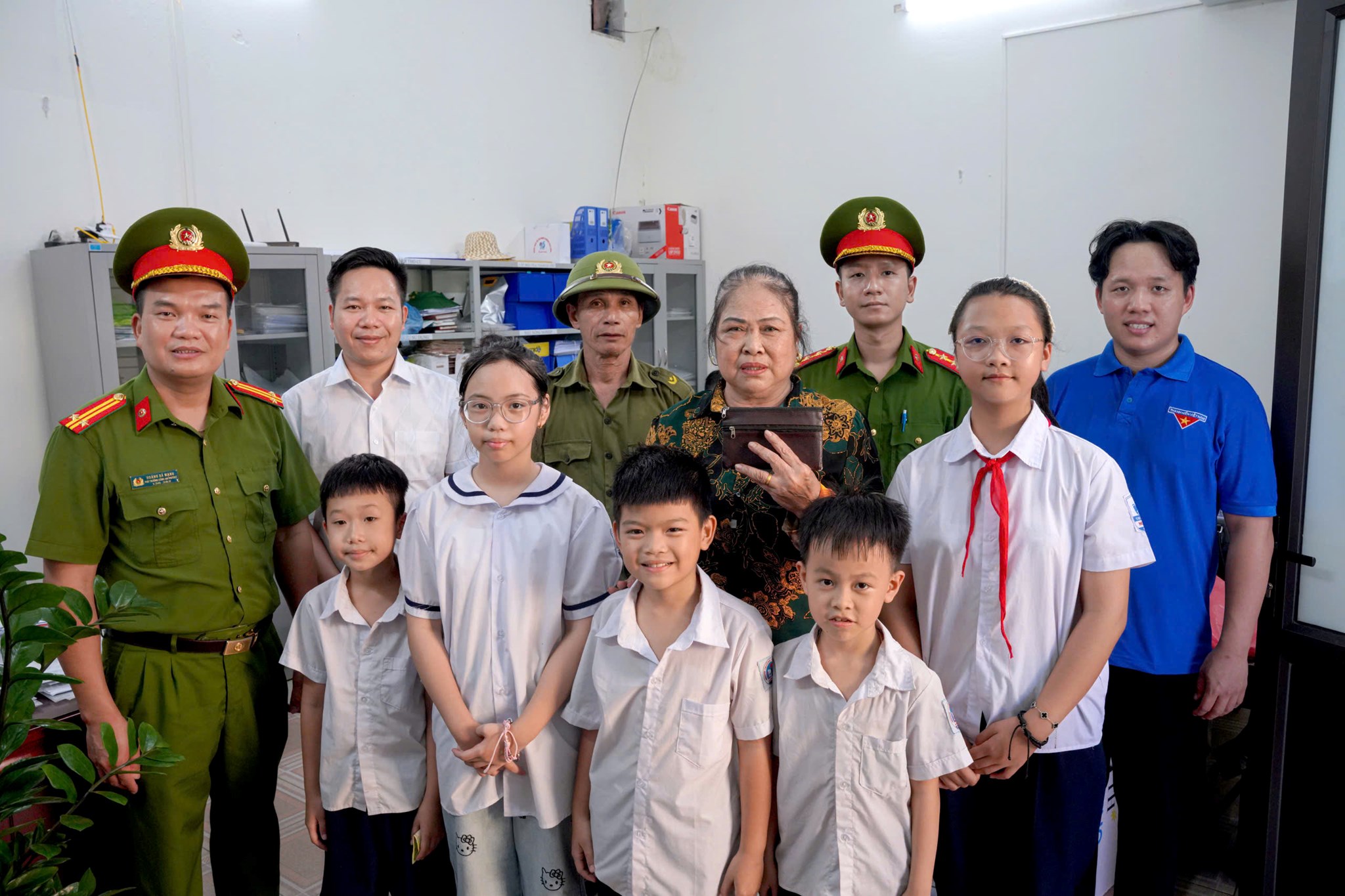 Hai học sinh phường Bạch Đằng trả lại chiếc ví nhặt được có hơn 12 triệu đồng cho cụ bà