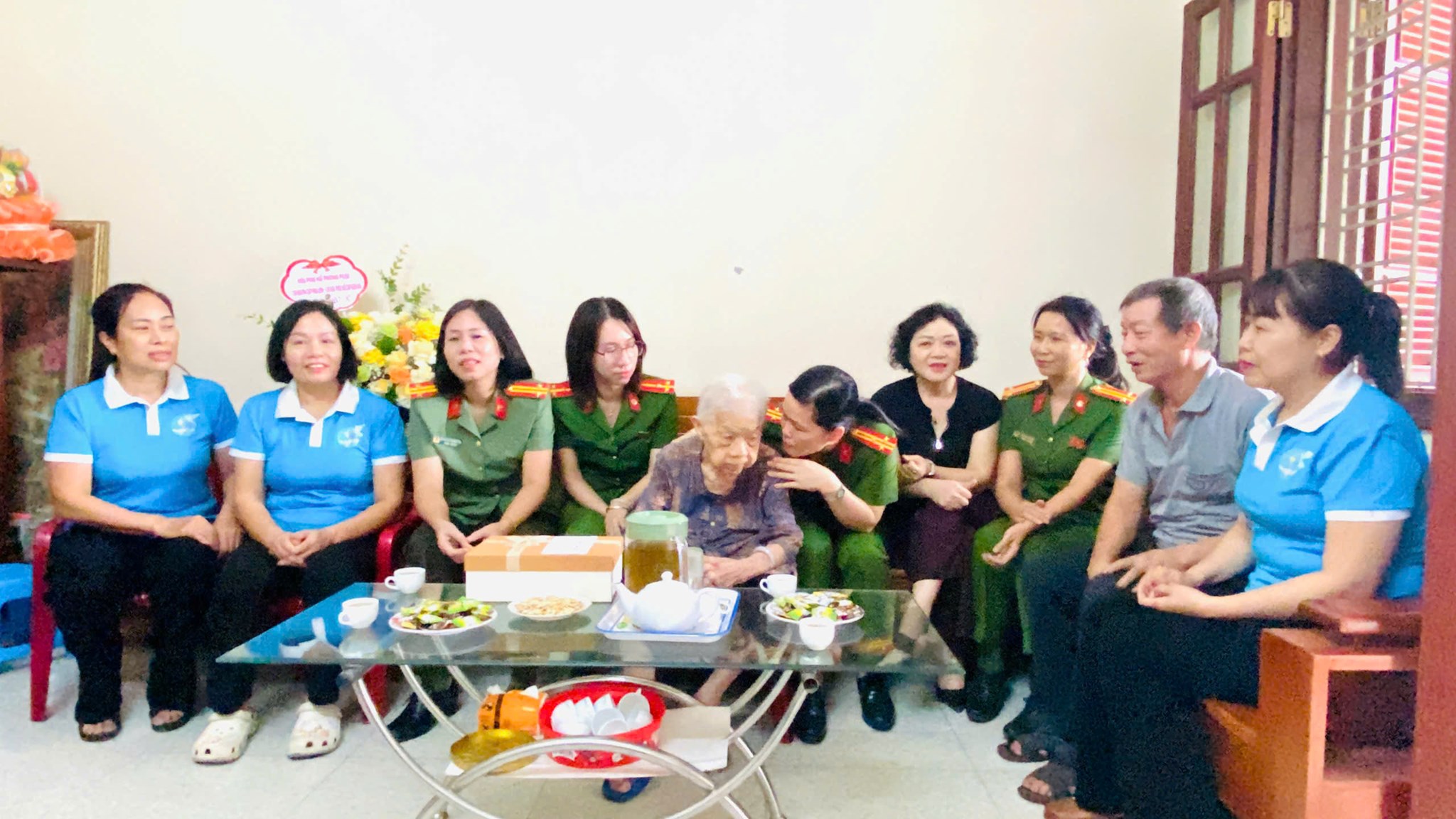 Hội Phụ nữ Phòng Cảnh sát PCCC & CNCH, Chi hội Phụ nữ các Công an phường Phù Liễn và Kiến An nhận hỗ trợ Mẹ Việt Nam anh hùng Phạm Thị Nhung