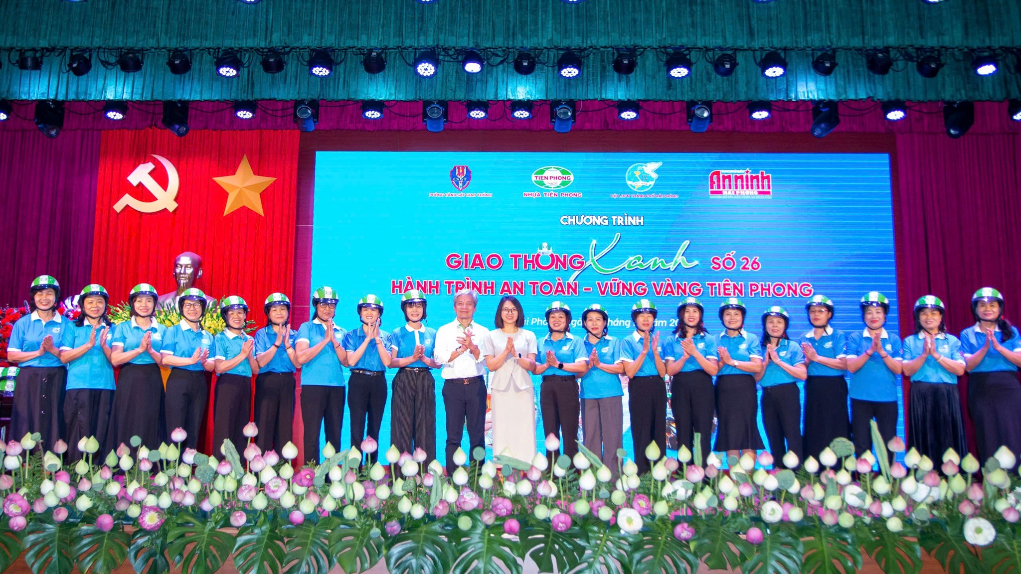 Hội Phụ nữ Phòng Cảnh sát giao thông đồng hành cùng chương trình "Giao thông xanh" tuyên truyền an toàn giao thông.