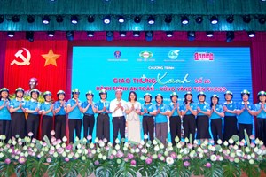 Hội Phụ nữ Phòng Cảnh sát giao thông đồng hành cùng chương trình "Giao thông xanh" tuyên truyền an toàn giao thông.