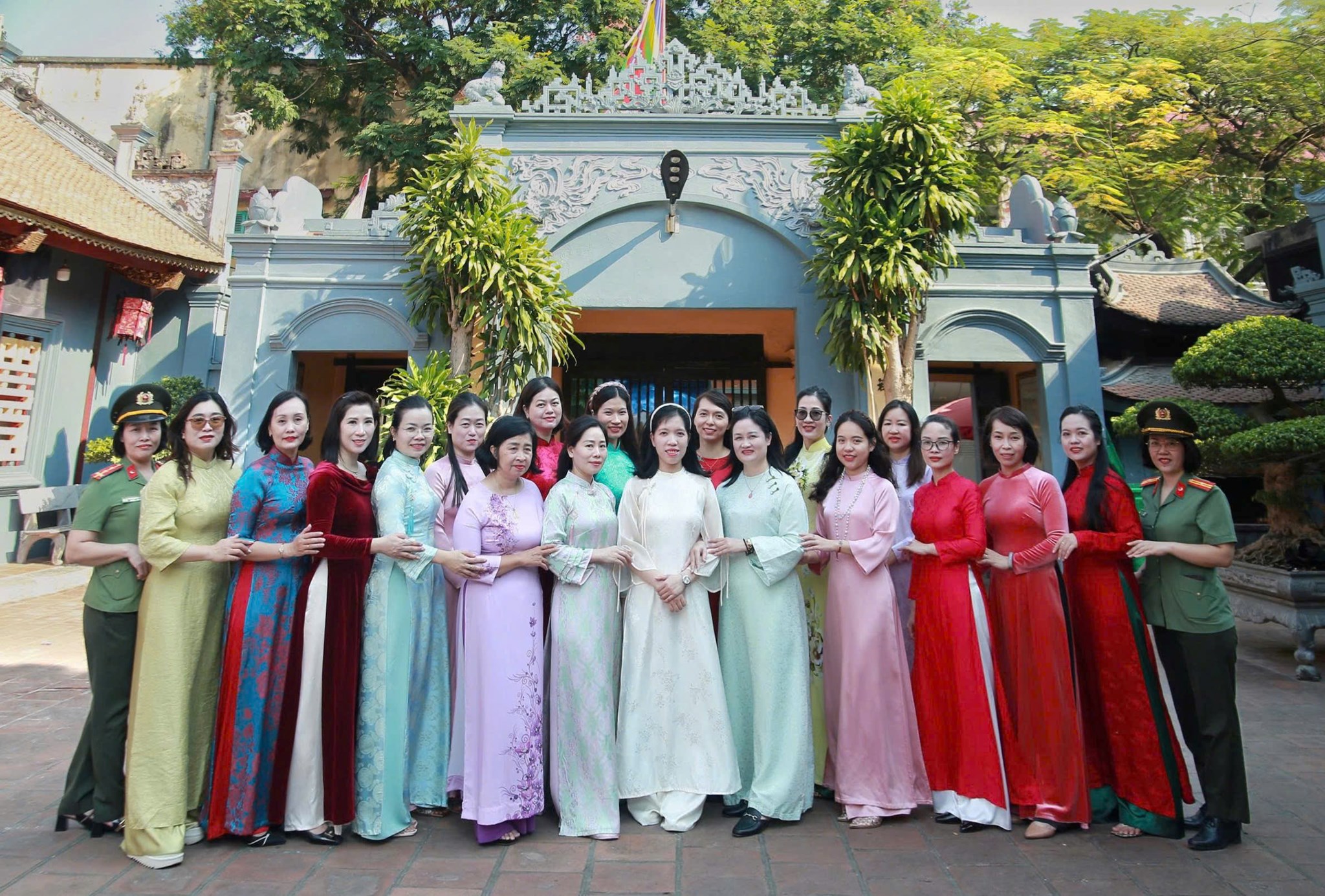 Hội Phụ nữ Phòng Hồ sơ nghiệp vụ dâng hương Tượng đài Nữ tướng Lê Chân nhân dịp 20/10