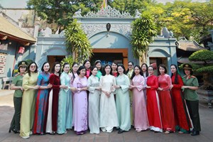 Hội Phụ nữ Phòng Hồ sơ nghiệp vụ dâng hương Tượng đài Nữ tướng Lê Chân nhân dịp 20/10