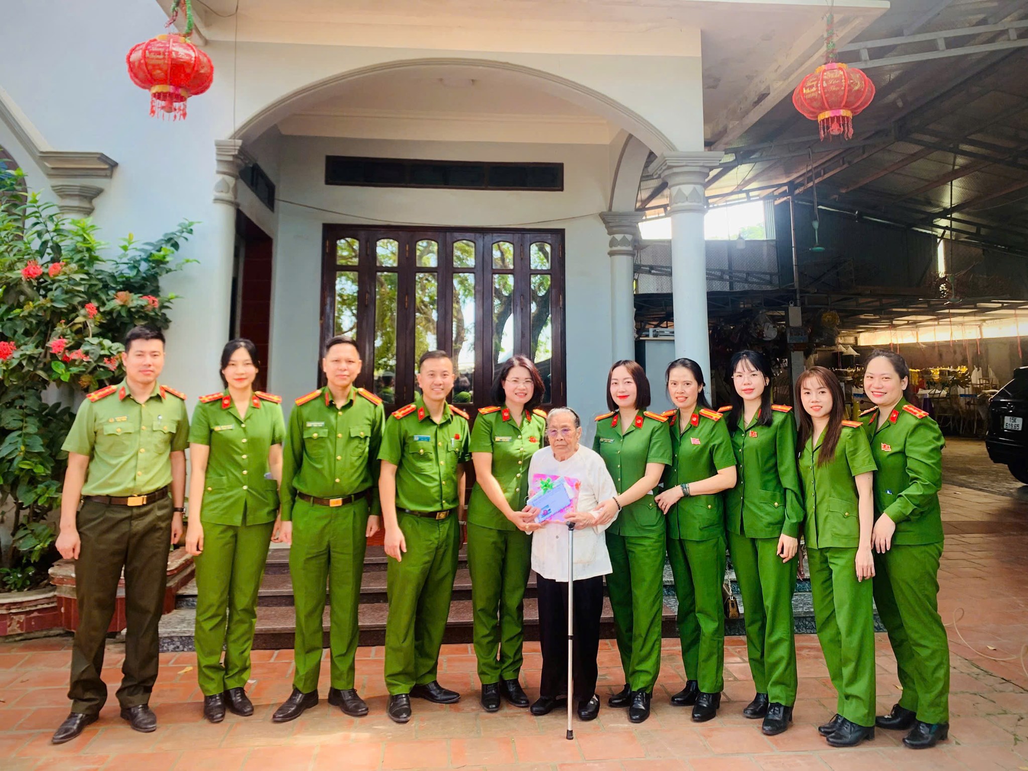Hội Phụ nữ Phòng Kỹ thuật hình sự thăm, tặng quà Mẹ Việt Nam Anh hùng Trần Thị Gái