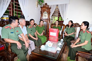 Hội Phụ nữ Phòng Tham mưu tri ân Mẹ Việt Nam Anh hùng Nguyễn Thị Hiều ở xã Kiến Hải
