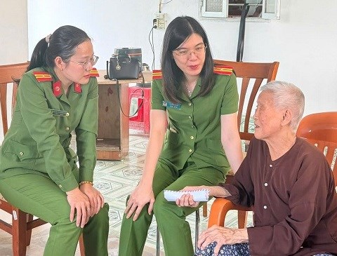 Hội Phụ nữ và Đoàn Thanh niên Trại tạm giam số 2 Công an thành phố: Ấm áp nghĩa tình hành trình tri ân Mẹ Việt Nam anh hùng Phạm Thị Bẩy
