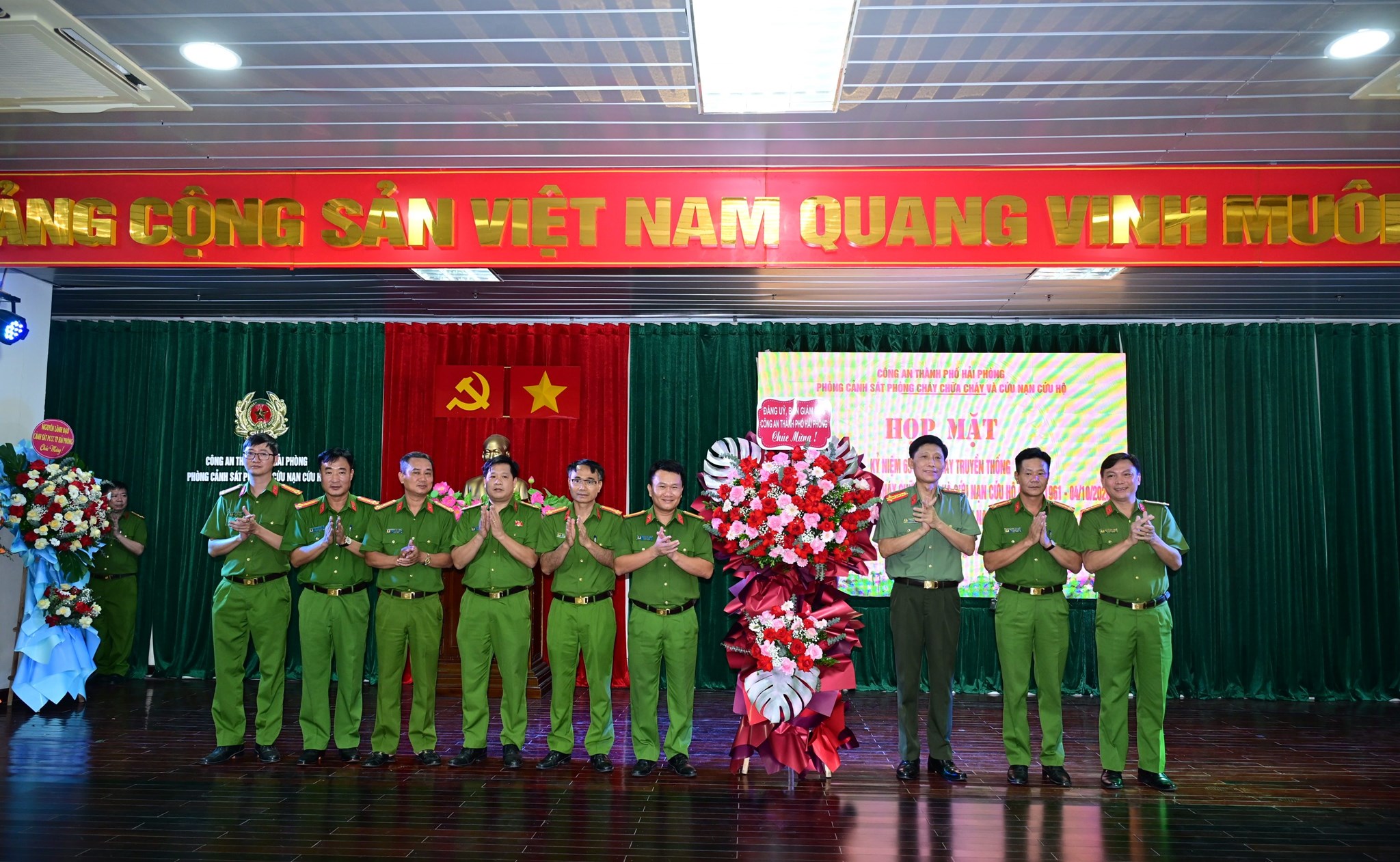 Họp mặt kỷ niệm 65 năm Ngày truyền thống lực lượng Cảnh sát PCCC và CNCH
