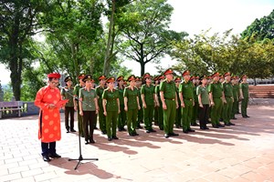 Khối thi đua Phụ nữ Cảnh sát nhân dân - CATP Hải Phòng tổ chức Lễ dâng hương tại Đền An Biên