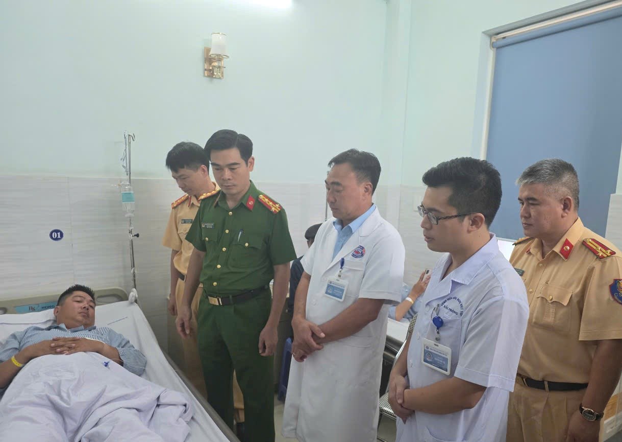 Phó Giám đốc Công an thành phố thăm, động viên chiến sỹ Phòng Cảnh sát giao thông bị thương khi làm nhiệm vụ