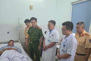 Phó Giám đốc Công an thành phố thăm, động viên chiến sỹ Phòng Cảnh sát giao thông bị thương khi làm nhiệm vụ