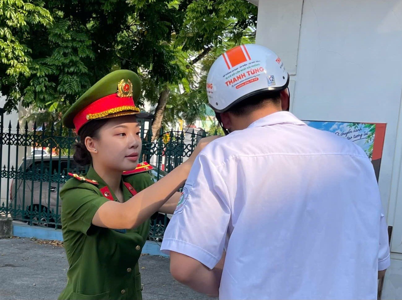 Phòng CSGT, Công an phường Thủy Nguyên ra quân kết hợp tuyên truyền và xử lý vi phạm giao thông xuyên đêm