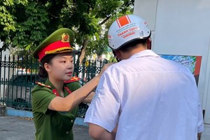 Phòng CSGT, Công an phường Thủy Nguyên ra quân kết hợp tuyên truyền và xử lý vi phạm giao thông xuyên đêm