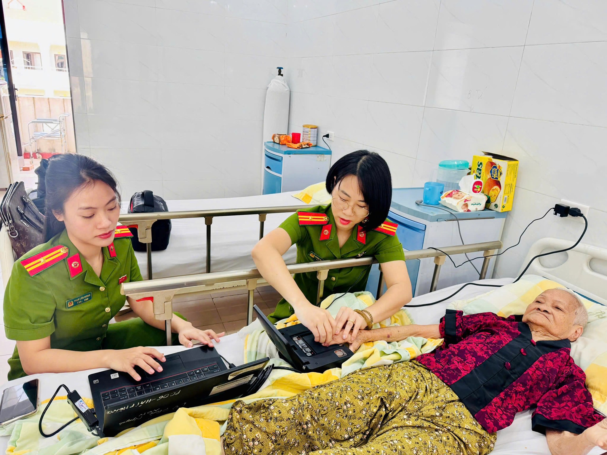 Phòng Cảnh sát QLHC về TTXH: Tận tâm cấp Căn cước lưu động cho cụ bà 90 tuổi