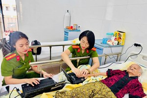 Phòng Cảnh sát QLHC về TTXH: Tận tâm cấp Căn cước lưu động cho cụ bà 90 tuổi