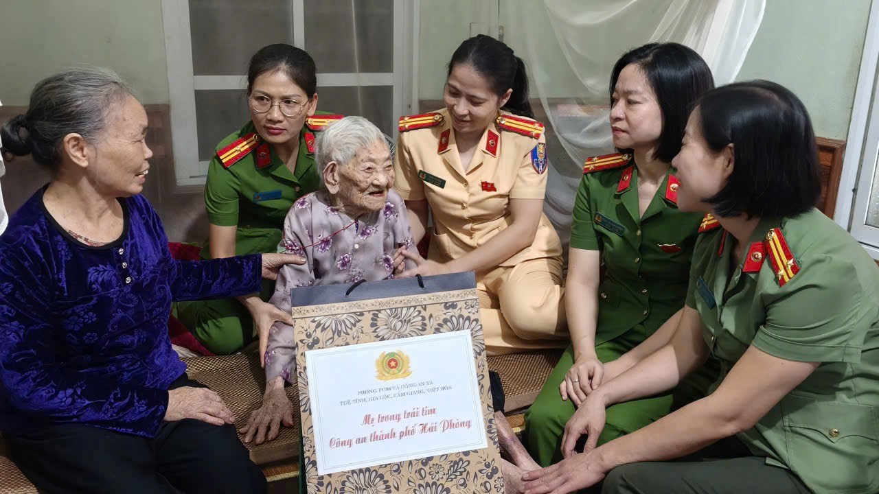 Phòng Cảnh sát giao thông Công an TP. Hải Phòng: Chương trình "Mẹ trong trái tim Phụ nữ Công an Hải Phòng" chào mừng ngày 20/10