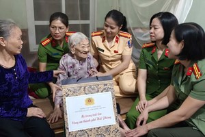 Phòng Cảnh sát giao thông Công an TP. Hải Phòng: Chương trình "Mẹ trong trái tim Phụ nữ Công an Hải Phòng" chào mừng ngày 20/10