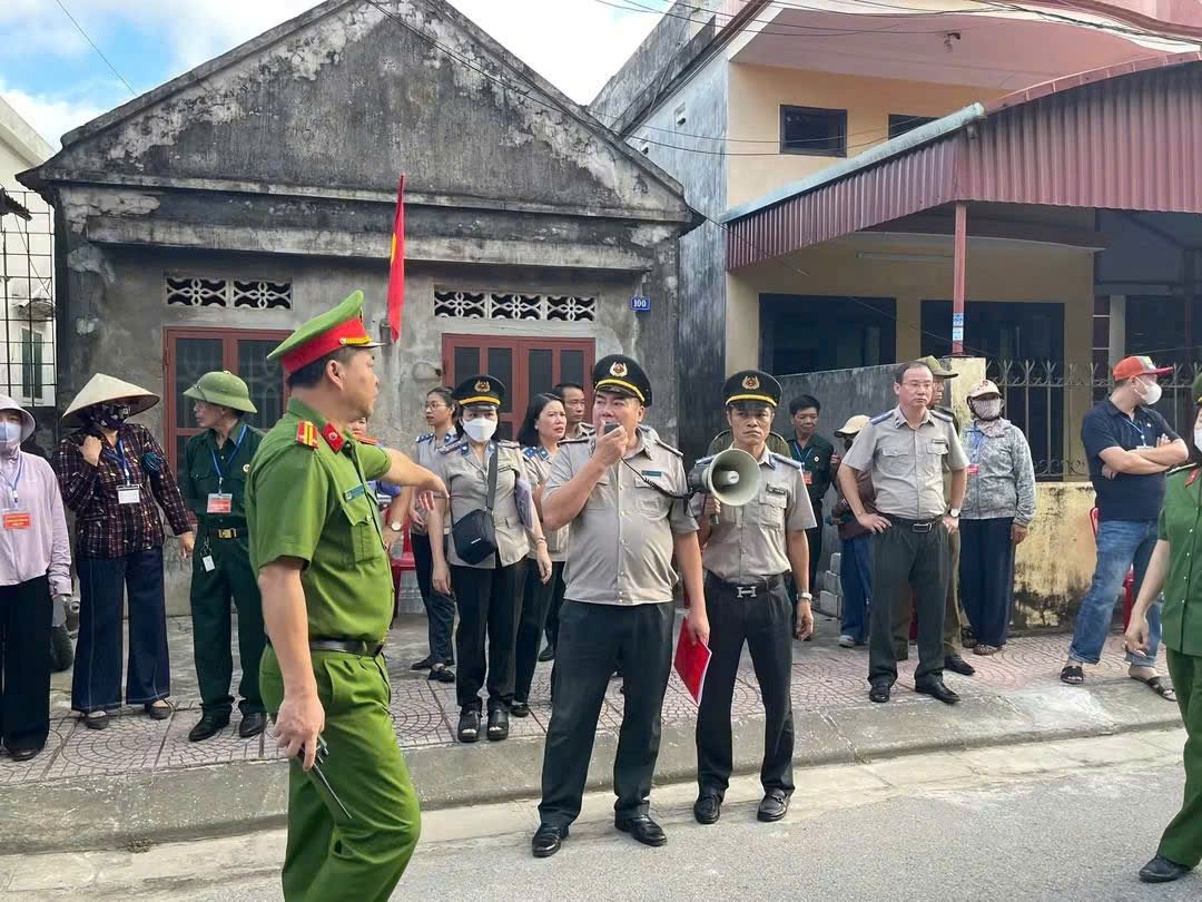 Phòng Cảnh sát thi hành án hình sự và hỗ trợ tư pháp bảo vệ an toàn công tác Thi hành án dân sự tại Tổ dân phố Ngọc Xuyên, phường Đồ Sơn.