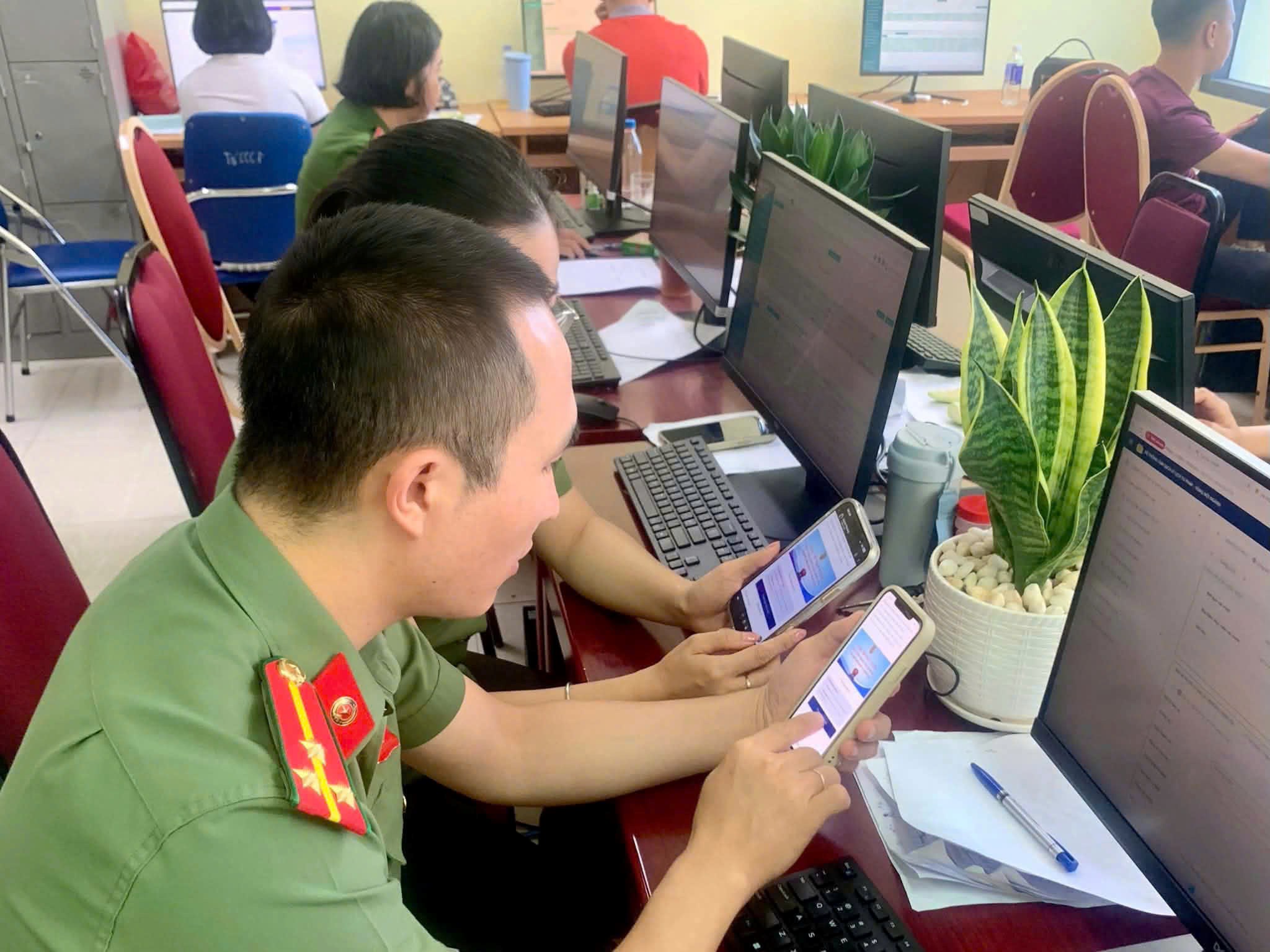 Phòng Hồ sơ nghiệp vụ: Tích cực tham gia Cuộc thi trực tuyến tìm hiểu Hiến pháp và pháp luật trong kỷ nguyên số
