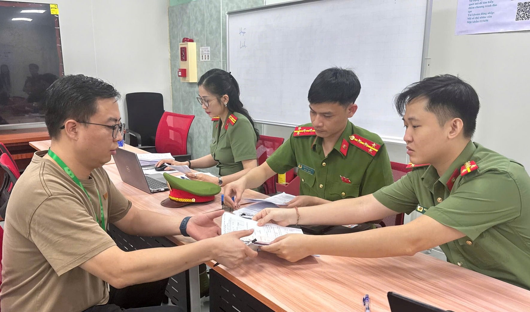 Phòng Hồ sơ nghiệp vụ đến doanh nghiệp làm thủ tục lý lịch tư pháp cho chuyên gia nước ngoài