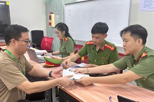 Phòng Hồ sơ nghiệp vụ đến doanh nghiệp làm thủ tục lý lịch tư pháp cho chuyên gia nước ngoài