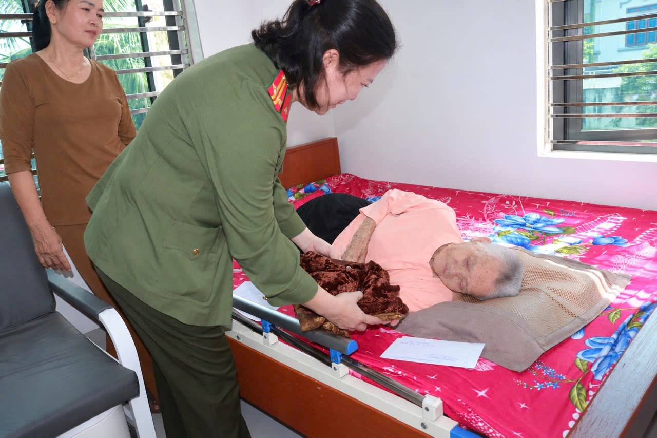 Phòng Tổ chức cán bộ Công an thành phố nhận chăm sóc Mẹ Việt Nam anh hùng Nguyễn Thị Chút