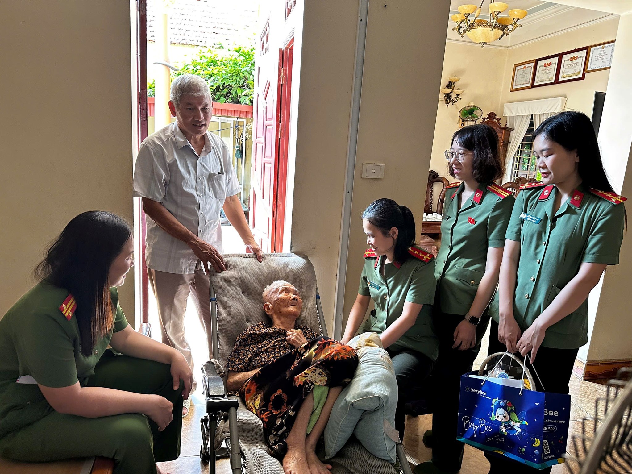 Phụ nữ Công an Hải Phòng thăm, tặng quà Mẹ Việt Nam Anh hùng Nguyễn Thị Hiều