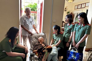 Phụ nữ Công an Hải Phòng thăm, tặng quà Mẹ Việt Nam Anh hùng Nguyễn Thị Hiều