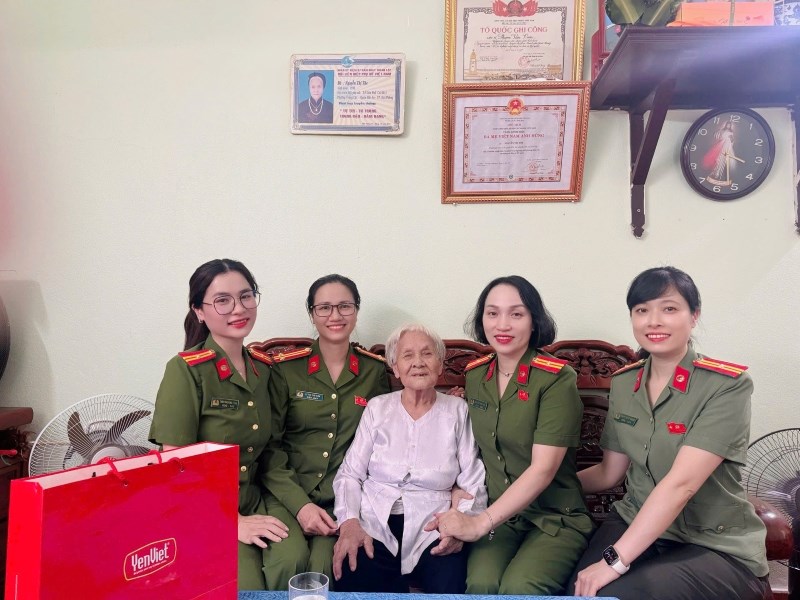 Phụ nữ Công an phường Đông Hải phối hợp tri ân Mẹ Việt Nam anh hùng