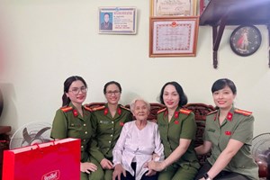 Phụ nữ Công an phường Đông Hải phối hợp tri ân Mẹ Việt Nam anh hùng