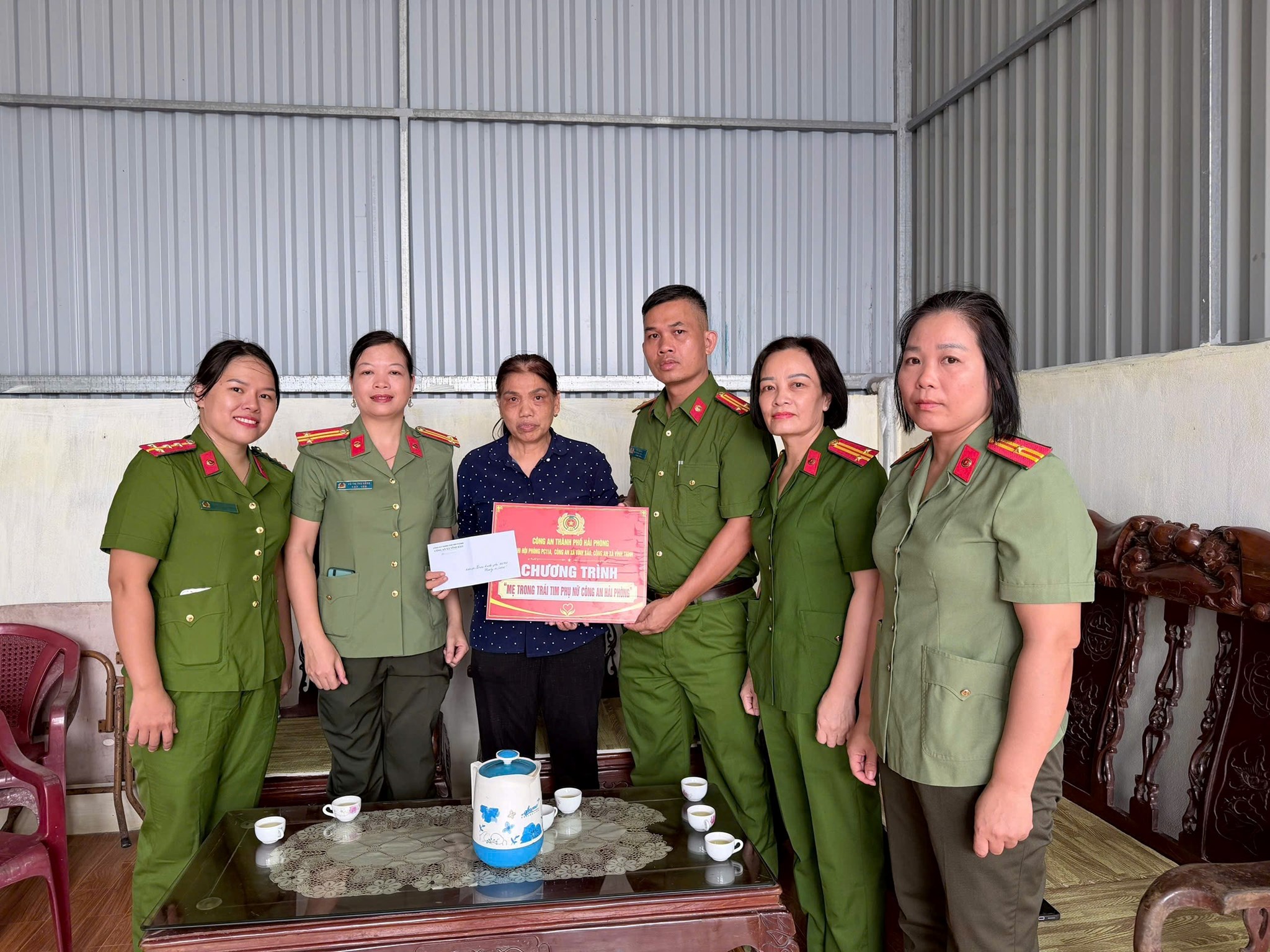 Phụ nữ Trại tạm giam số 1 CATP và Công an xã Vĩnh Bảo, Vĩnh Thịnh thăm, tặng quà Mẹ Việt Nam Anh hùng