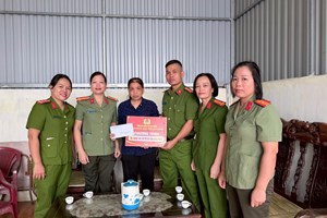 Phụ nữ Trại tạm giam số 1 CATP và Công an xã Vĩnh Bảo, Vĩnh Thịnh thăm, tặng quà Mẹ Việt Nam Anh hùng