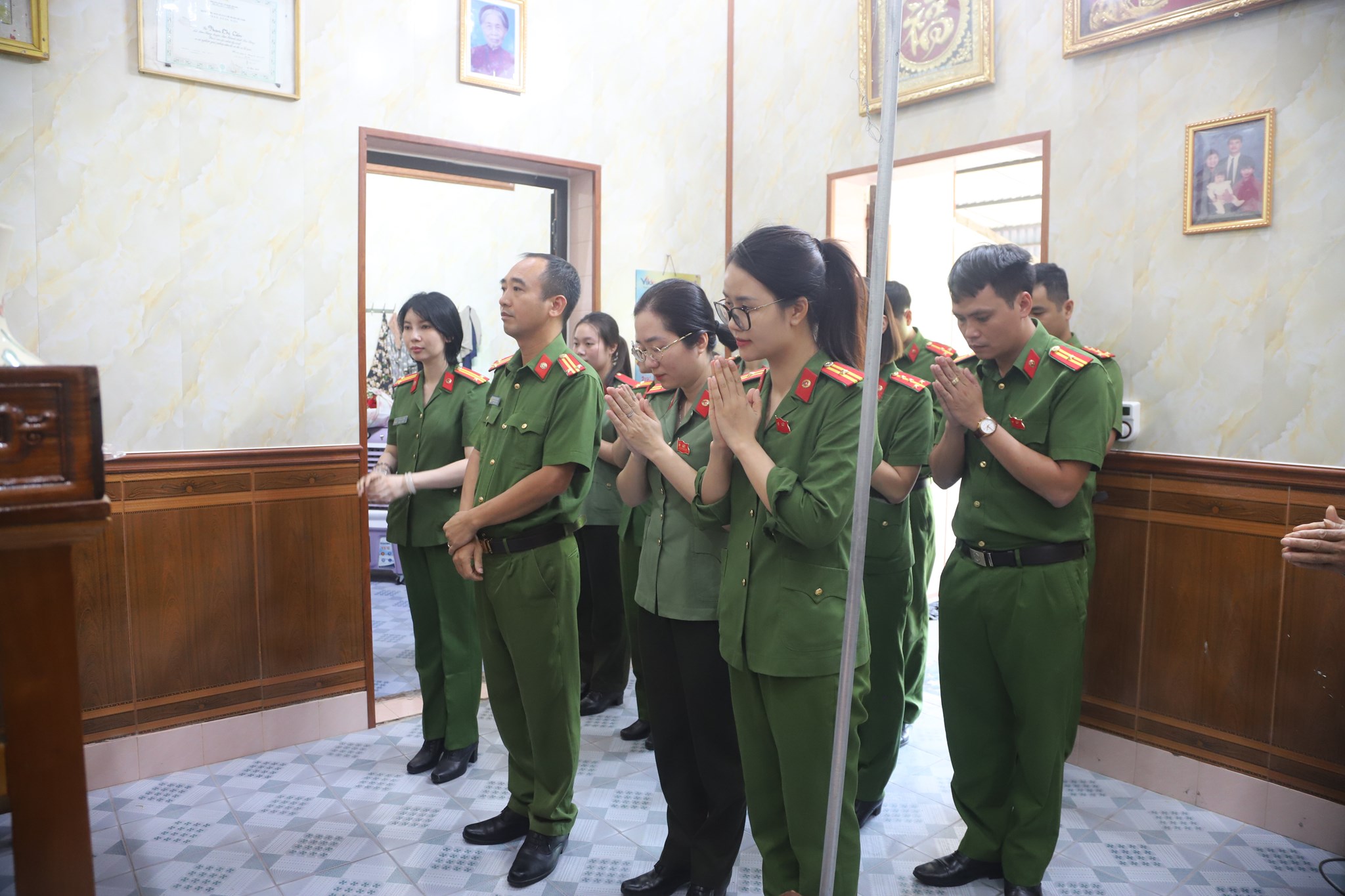 Thăm hỏi, trao tặng quà Mẹ Việt Nam Anh hùng tại xã Hợp Tiến