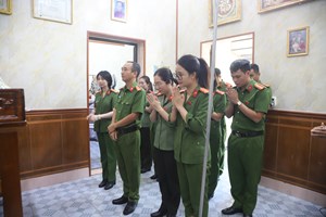 Thăm hỏi, trao tặng quà Mẹ Việt Nam Anh hùng tại xã Hợp Tiến