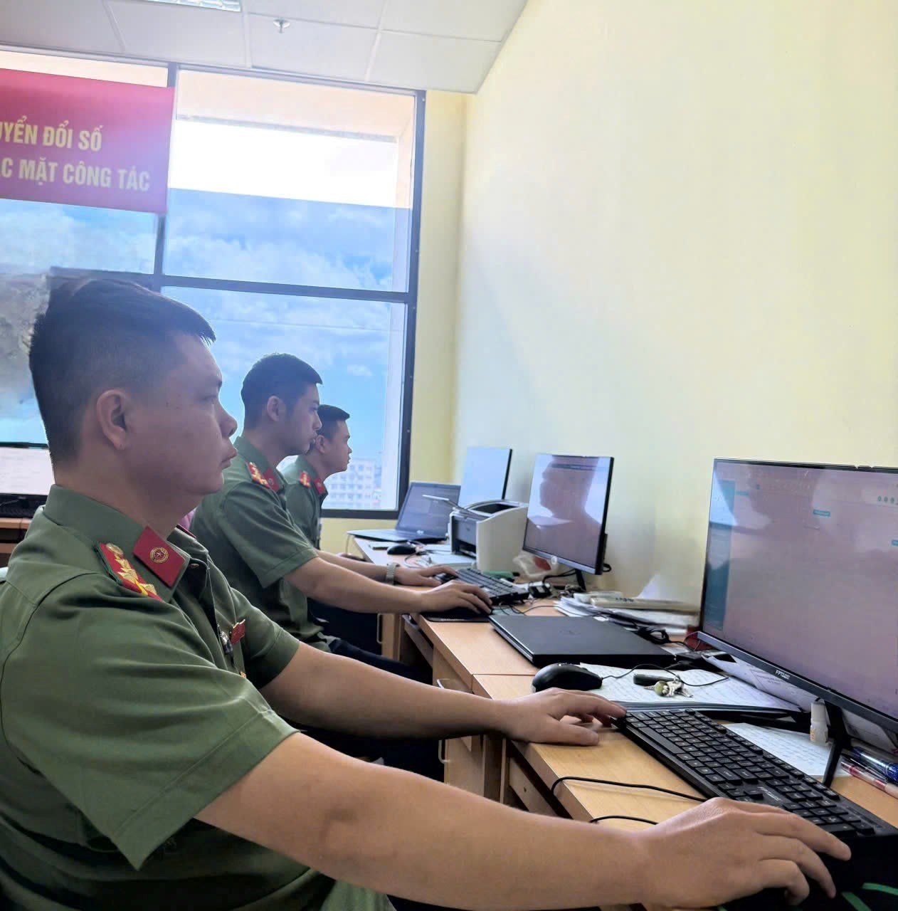 Thanh niên Phòng Hồ sơ nghiệp vụ tập trung thực hiện thi đua cao điểm 180 ngày làm sạch dữ liệu lý lịch tư pháp, hiển thị thông tin lý lịch tư pháp trên VNeID
