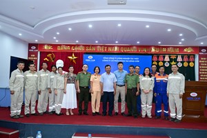 Tuyên truyền phổ biến pháp luật về trật tự an toàn giao thông cho 150 công nhân, người lao động Công ty Cổ phần Đóng tàu Sông Cấm