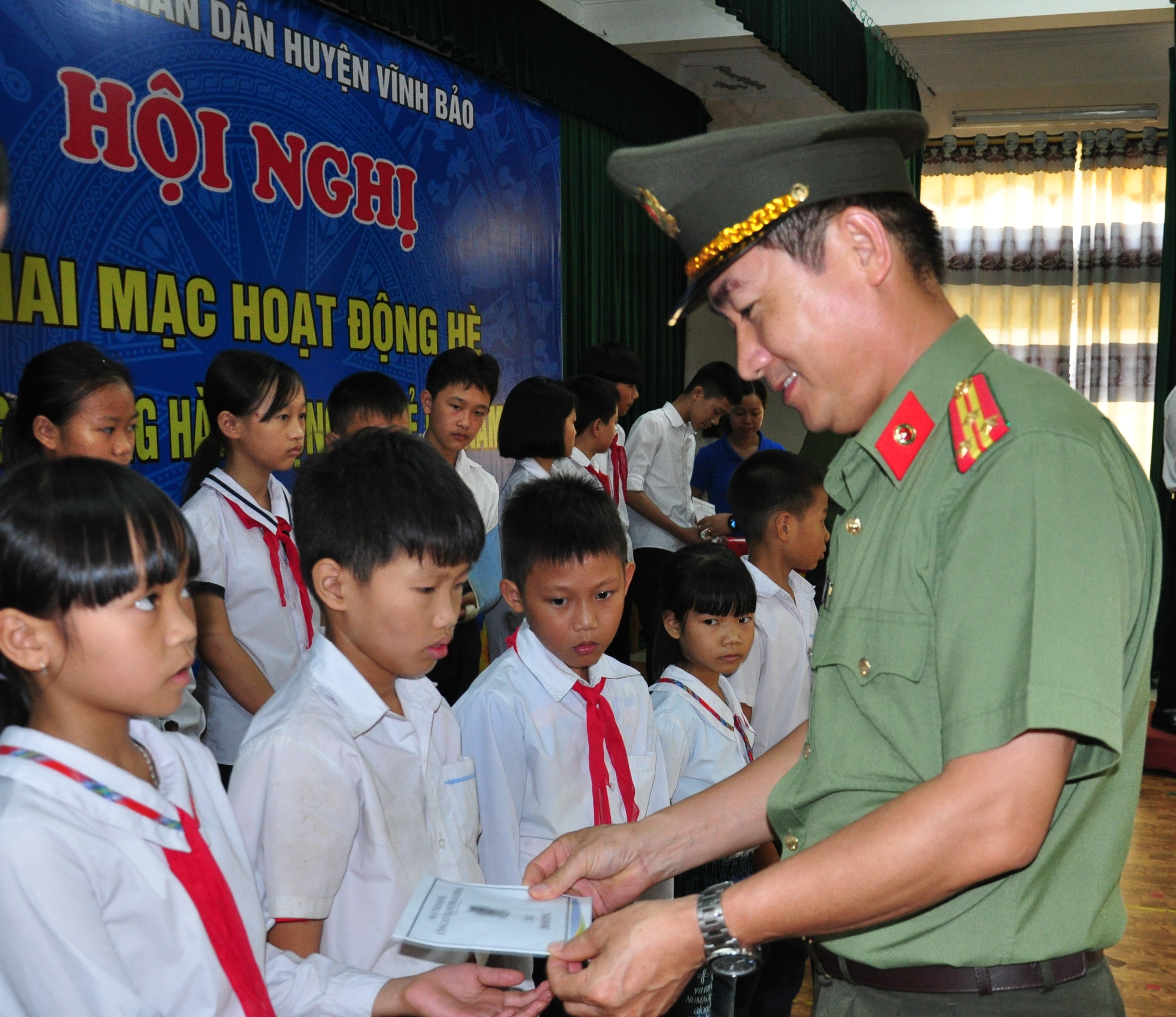 Ban chỉ đạo hè CATP: Tặng 30 suất quà cho trẻ em có hoàn cảnh khó khăn tại huyện Vĩnh Bảo