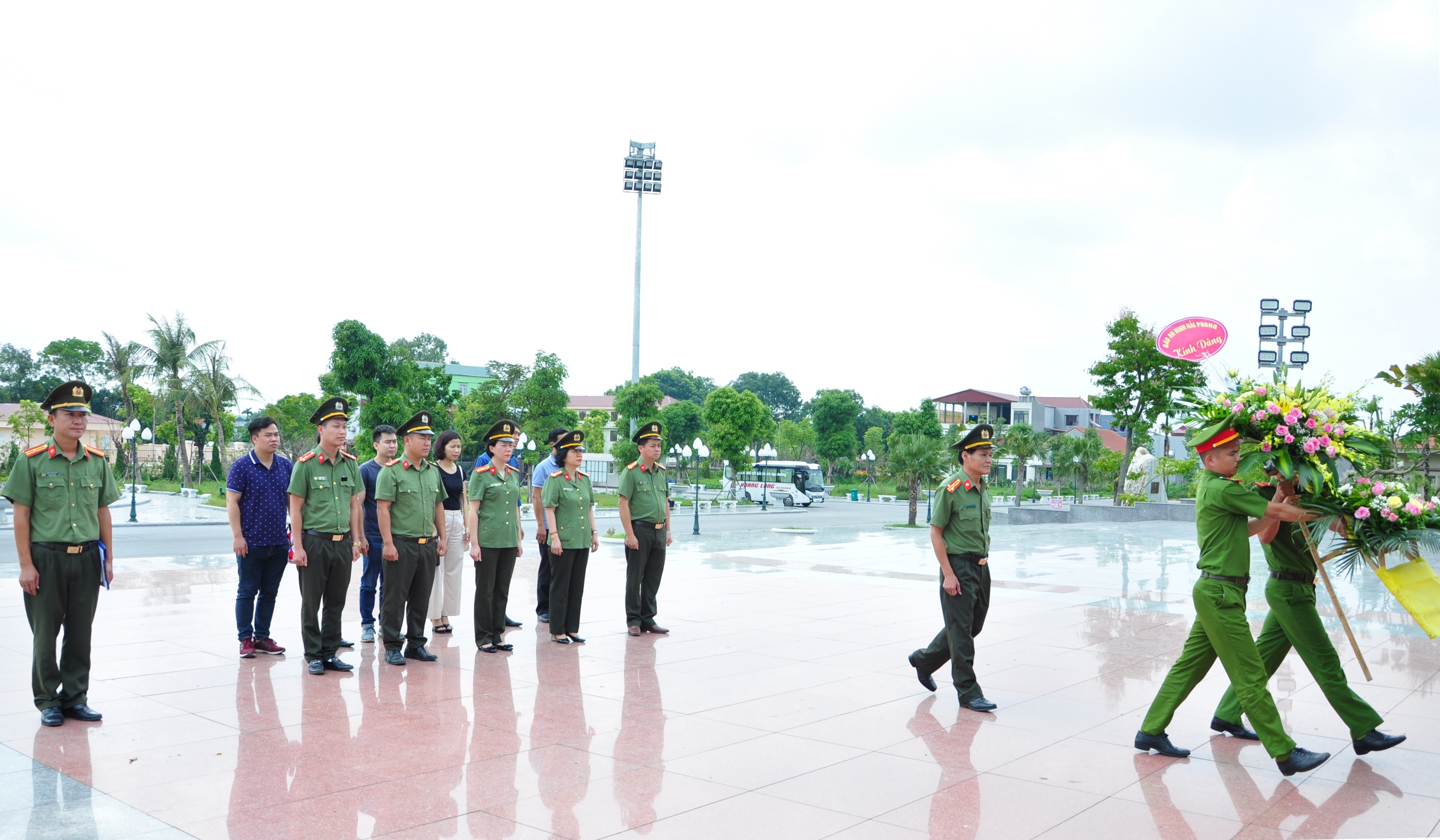 Báo An ninh Hải Phòng: Dâng hương tại khu lưu niệm 6 điều Bác Hồ dạy CAND