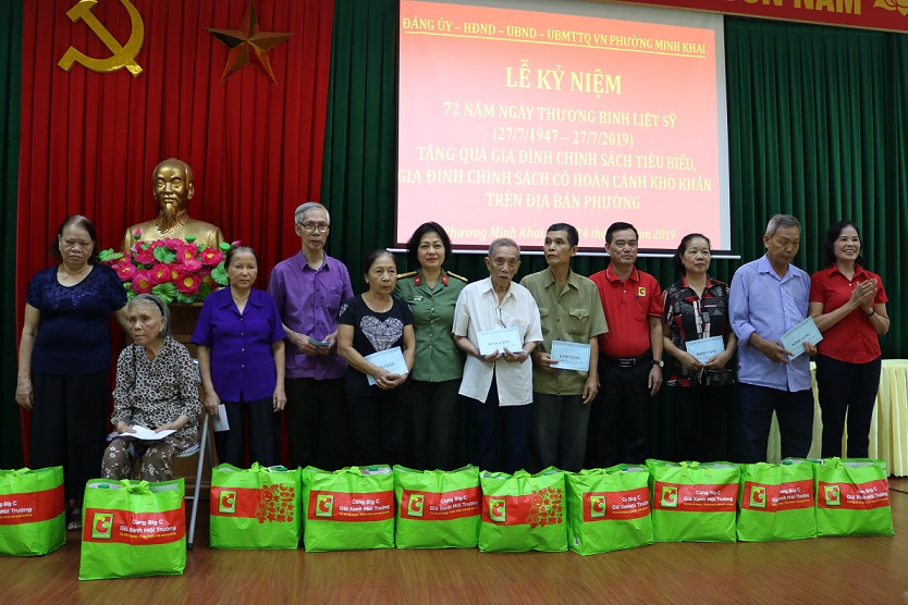 Báo An ninh Hải Phòng: Phối hợp trao 10 suất quà tặng các gia đình chính sách phường Minh Khai