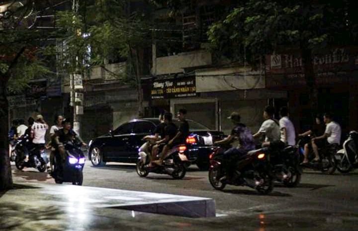Bắt giữ 2 thiếu niên điều khiển xe mô tô lạng lách, đánh võng trên phố