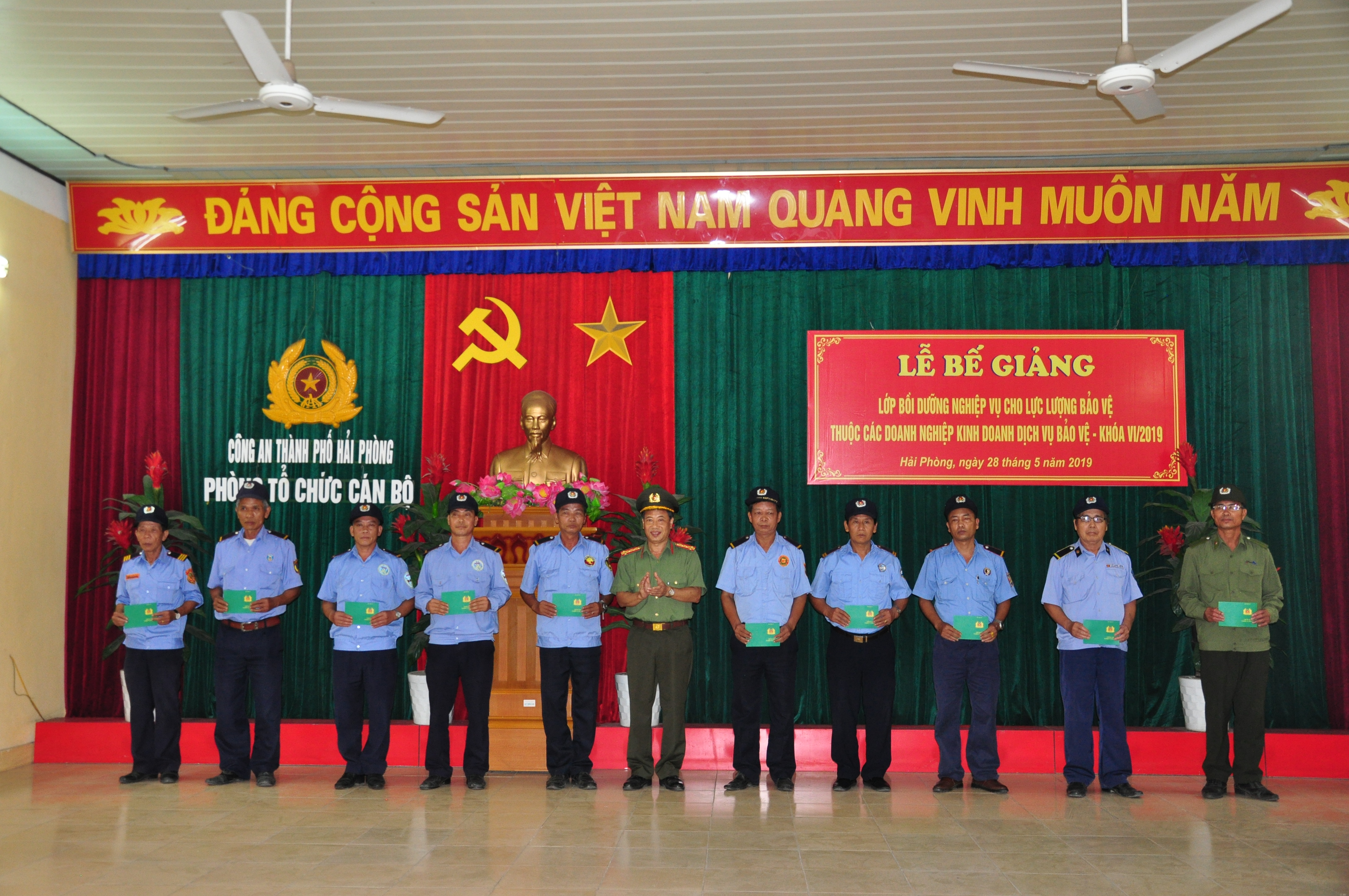 Bế giảng lớp bồi dưỡng nghiệp vụ cho lực lượng bảo vệ cơ quan doanh nghiệp khóa 6-2019