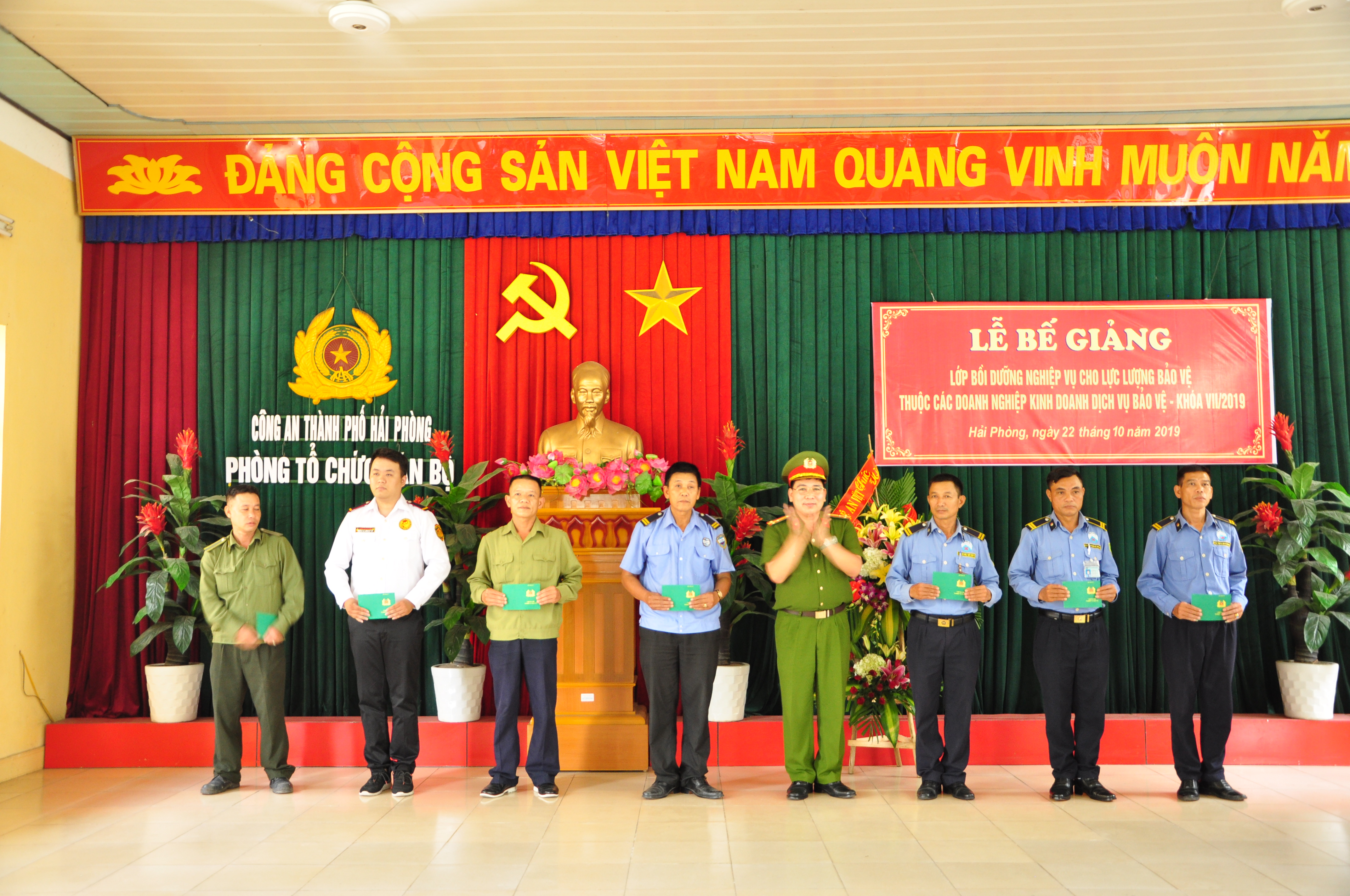 Bế giảng lớp bồi dưỡng nghiệp vụ cho lực lượng bảo vệ cơ quan doanh nghiệp khóa 7 năm 2019