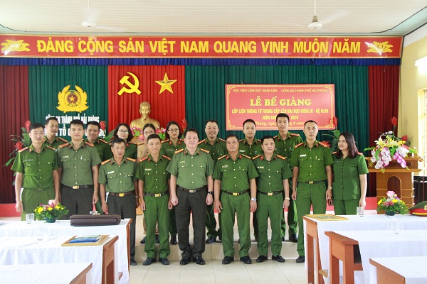 Bế giảng lớp liên thông lên Đại học, khóa III