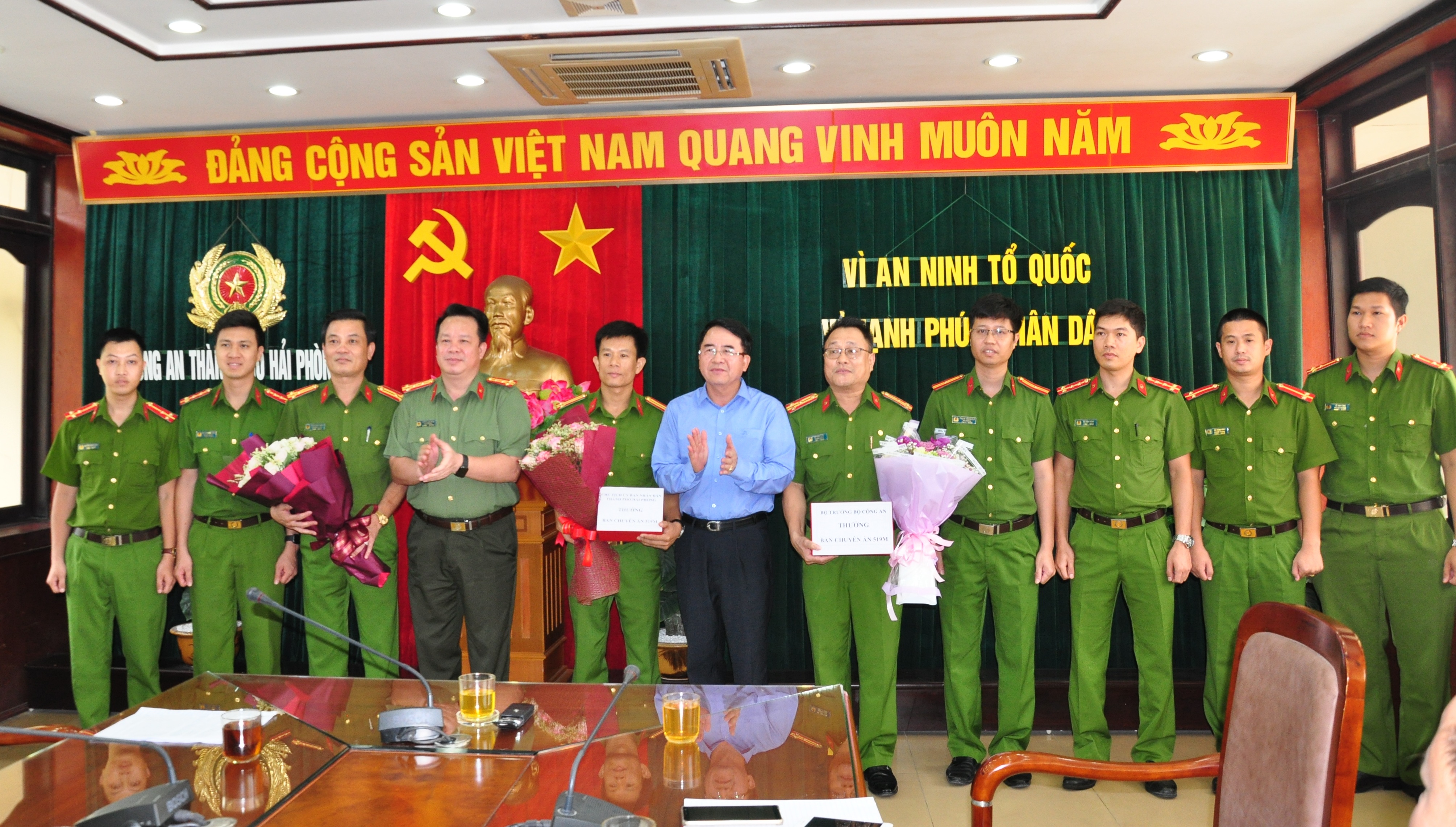 Bộ Công an và UBND thành phố khen thưởng các đơn vị tham gia triệt phá đường dây vận chuyển 20 bánh heroin 