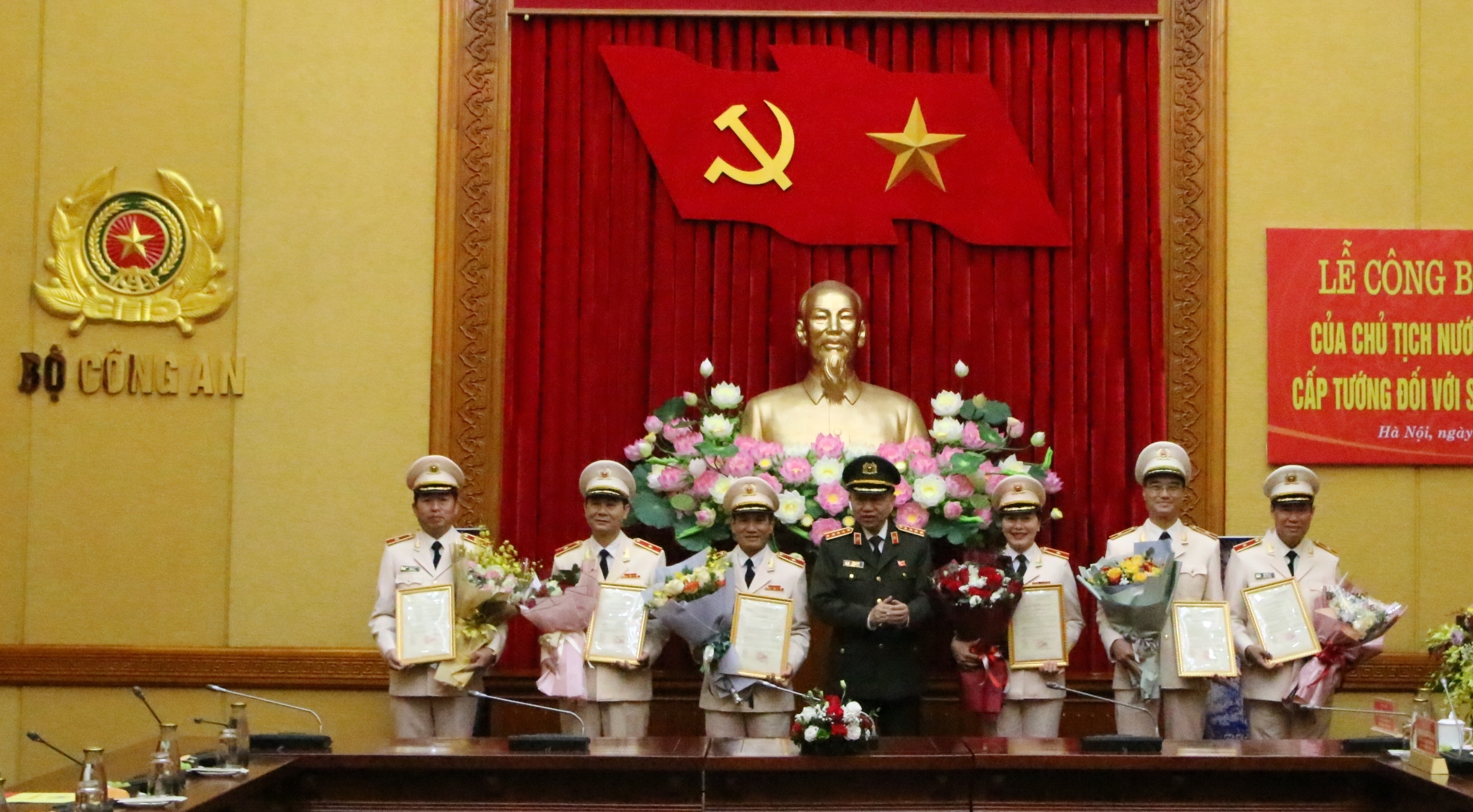 Bộ trưởng Bộ Công an thừa ủy quyền của Chủ tịch nước trao Quyết định cho Giám đốc CATP Hải Phòng