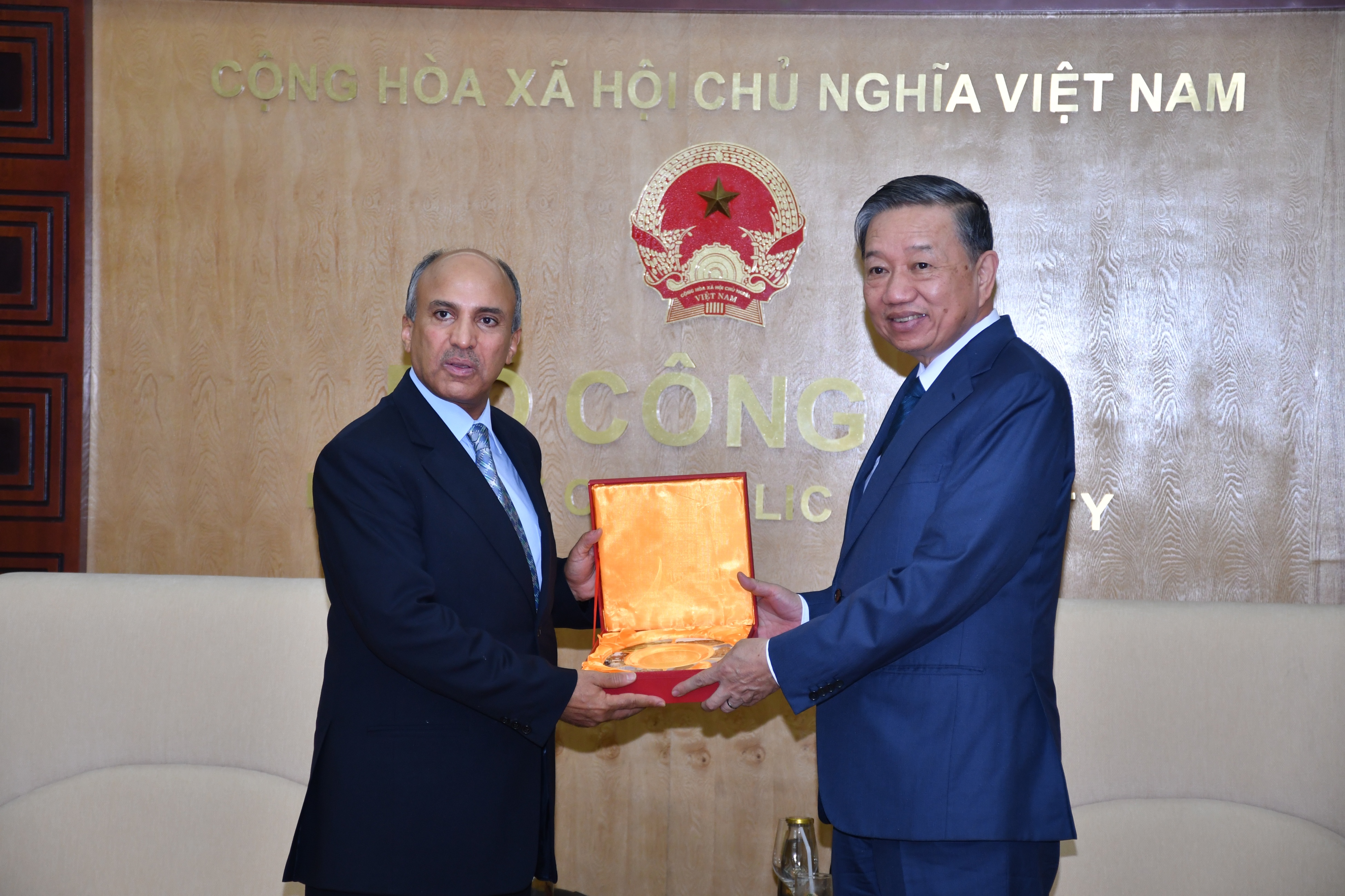 Công an thành phố Hải Phòng bàn giao tiền cho Đại sứ quán A-rập Xê-út