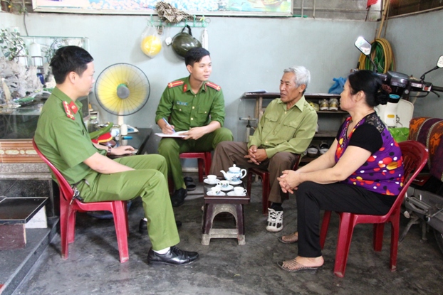 CAQ Kiến An vận động nhân dân giao nộp 5 súng, 1 quả bom