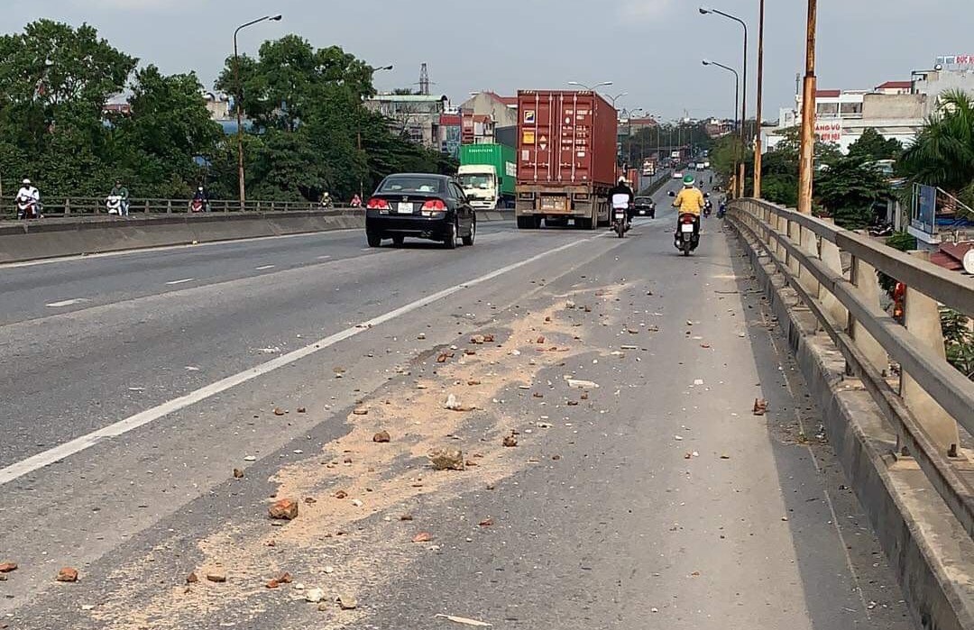 Cần xử lý nghiêm tình trạng rơi vãi bùn đất gây mất ATGT