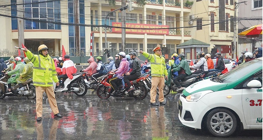 Cảnh sát giao thông bảo đảm trật tự an toàn giao thông sau bão số 3