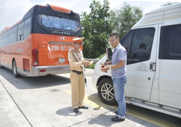 Cảnh sát giao thông sẽ tổng kiểm soát xe khách, xe container từ ngày