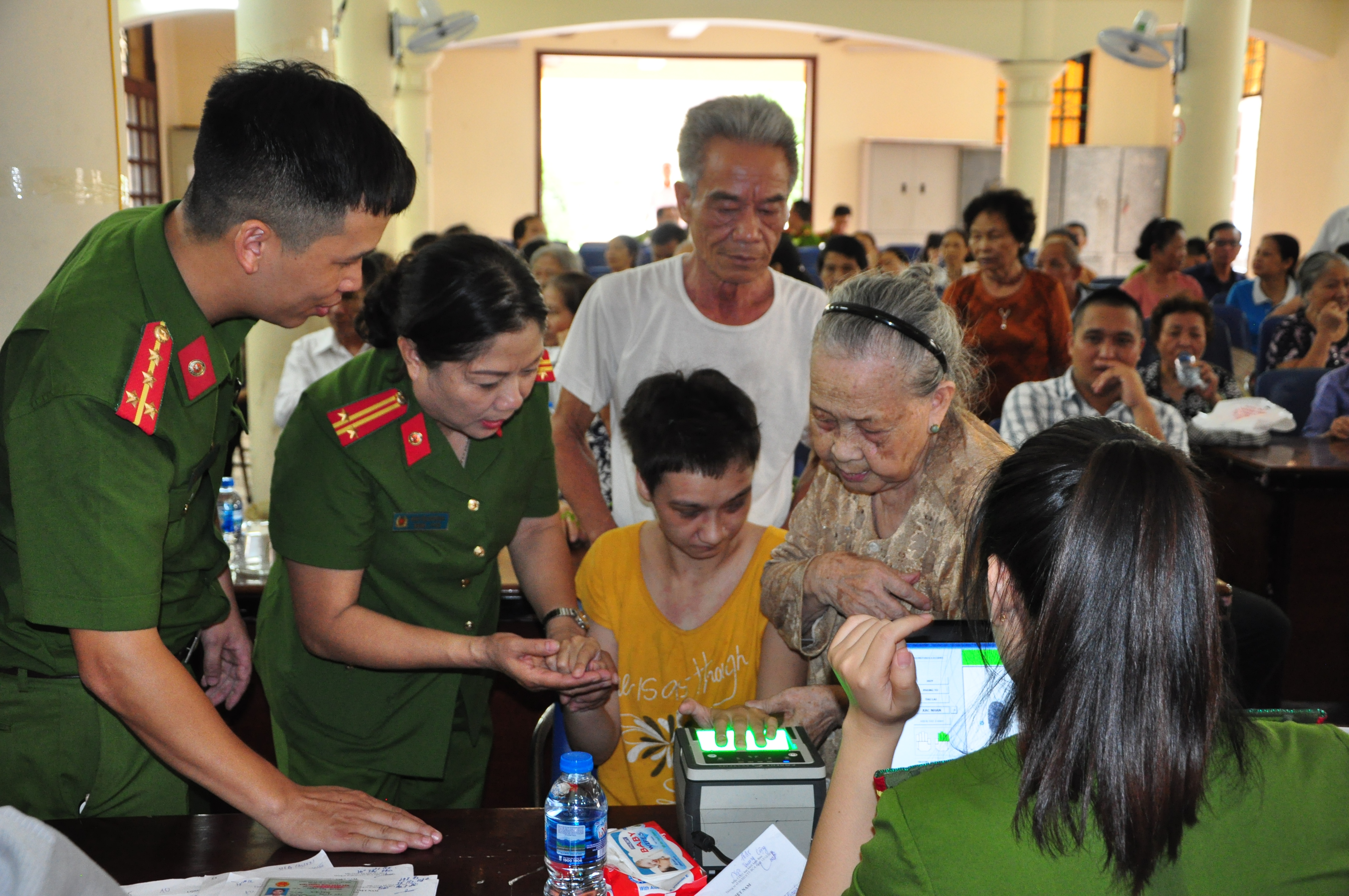 Cấp Căn cước công dân lưu động cho các hộ gia đình Công giáo và hộ gia đình chính sách, người già yếu, người tàn tật